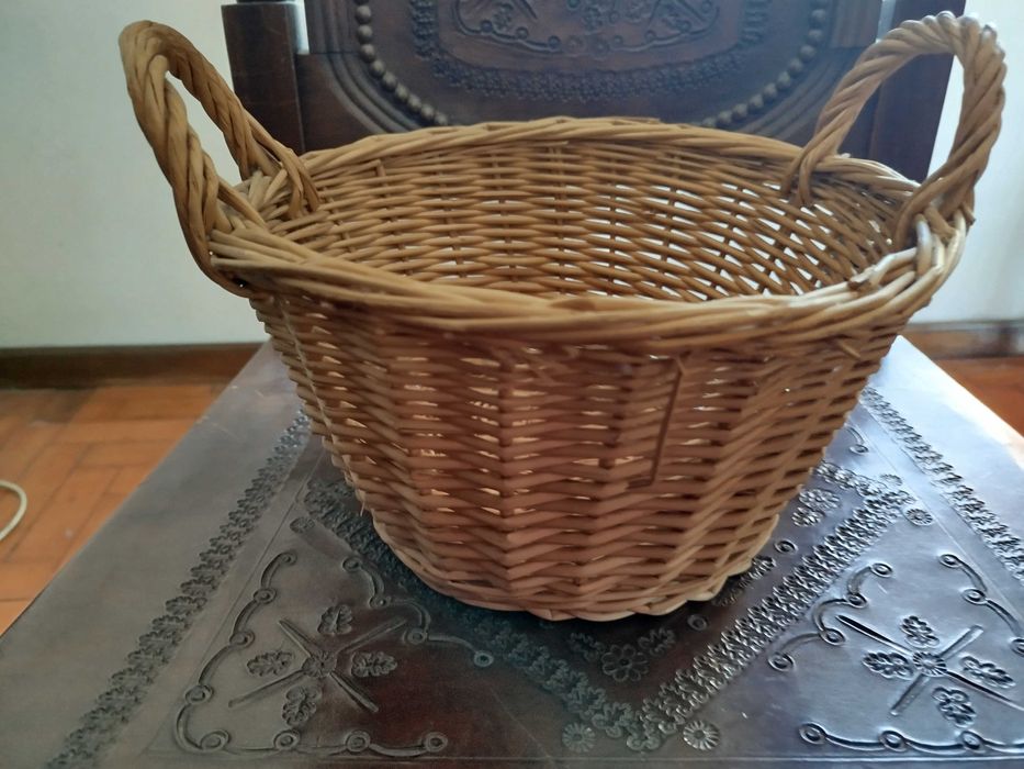 Três cestos em palha bastante antigos