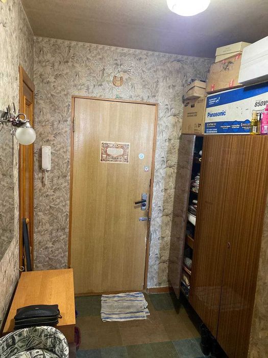 Продам 1 комн  гостинку Тополинная 10