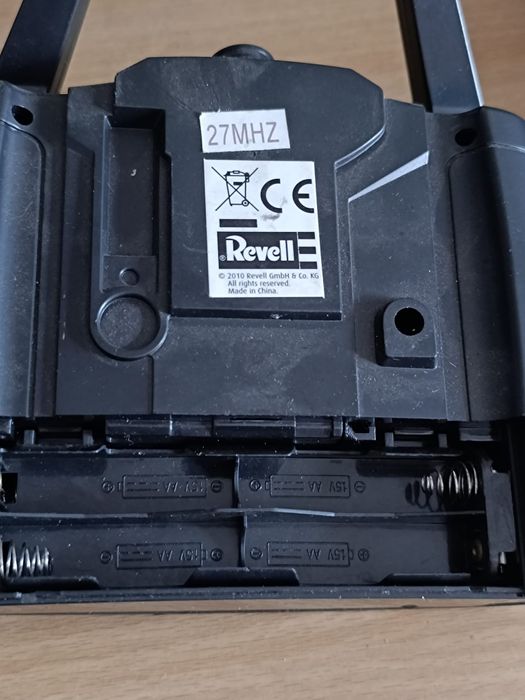 Controlo remoto de um helicóptero de brinquedo modelo "L-RAY HELICOPTE