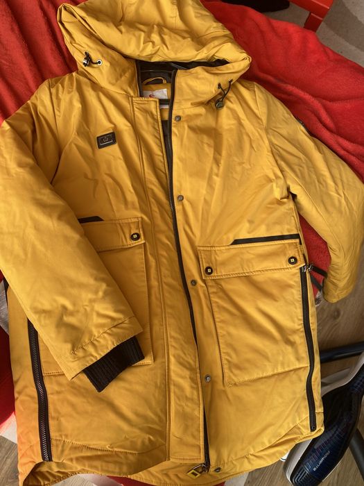 Жіночка парка горчичного кольору