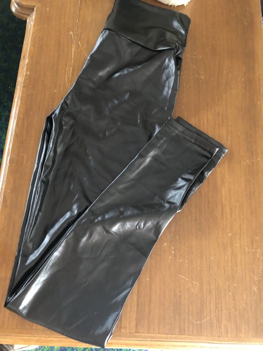 Calca estilo pele brilhante na cor preto, S/M