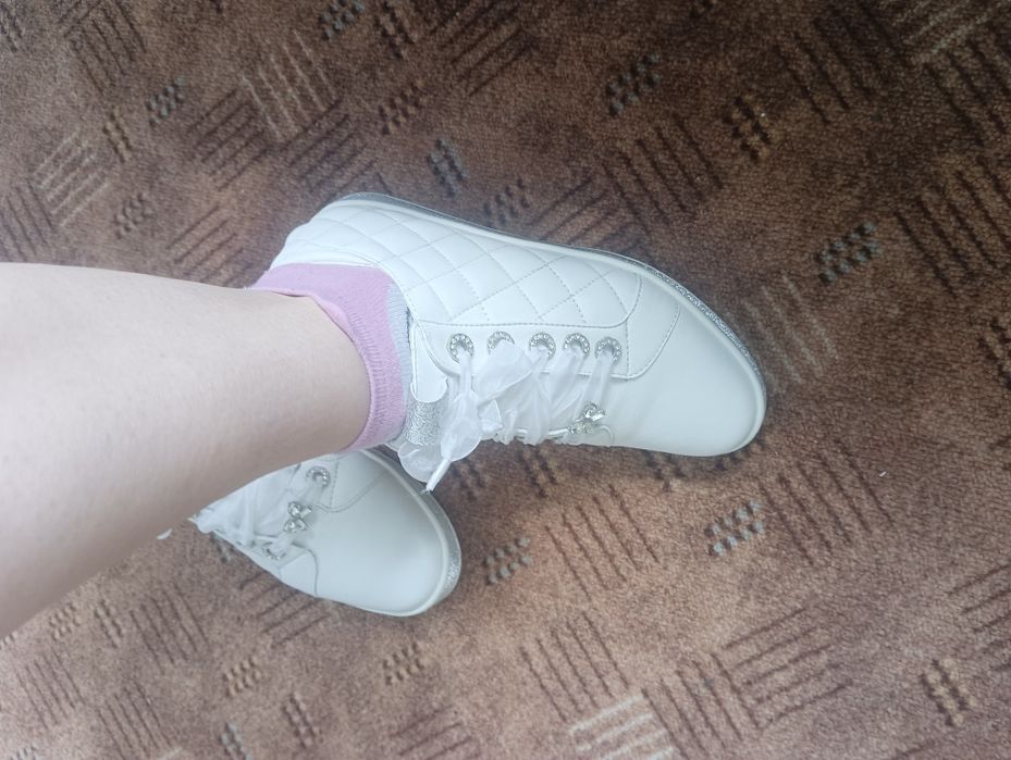 Продам білі шкіряні кросівки кеди