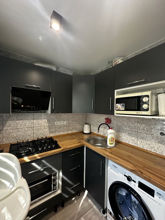 Продам 2к кв центр з меблями та технікою antonina