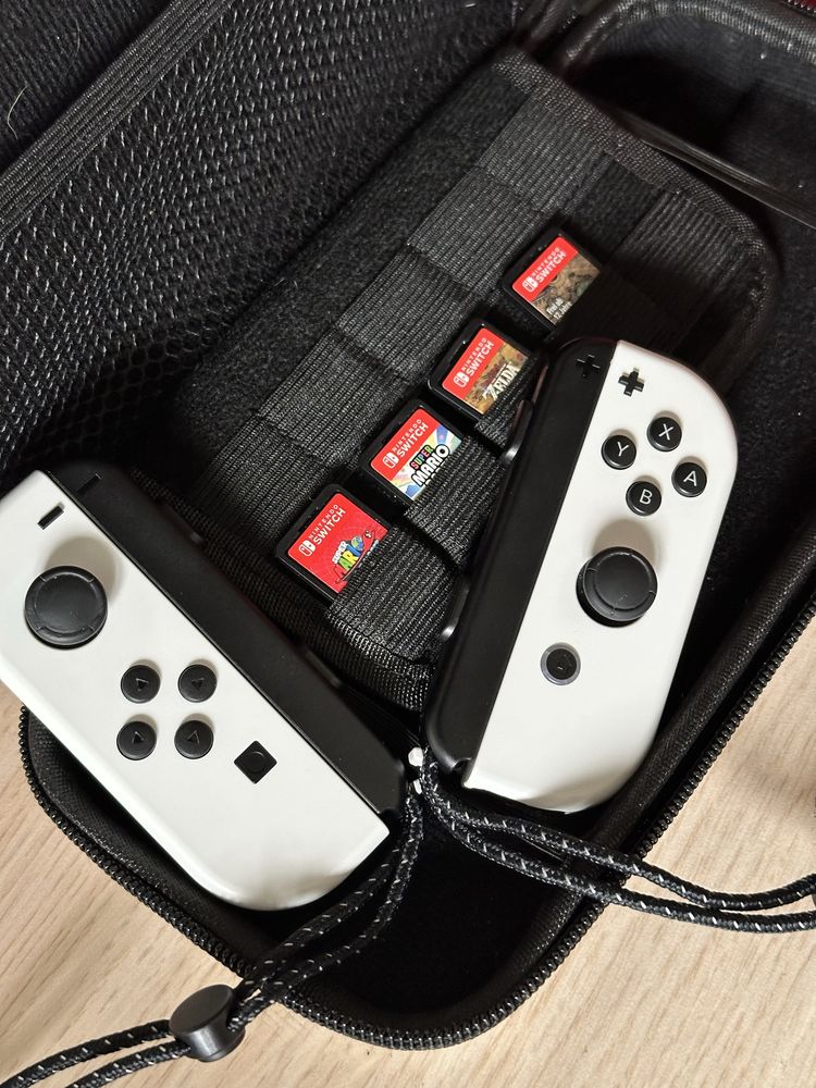 Nintendo Switch OLED biały + 4 gry na kartridżach + etui. Stan idealny