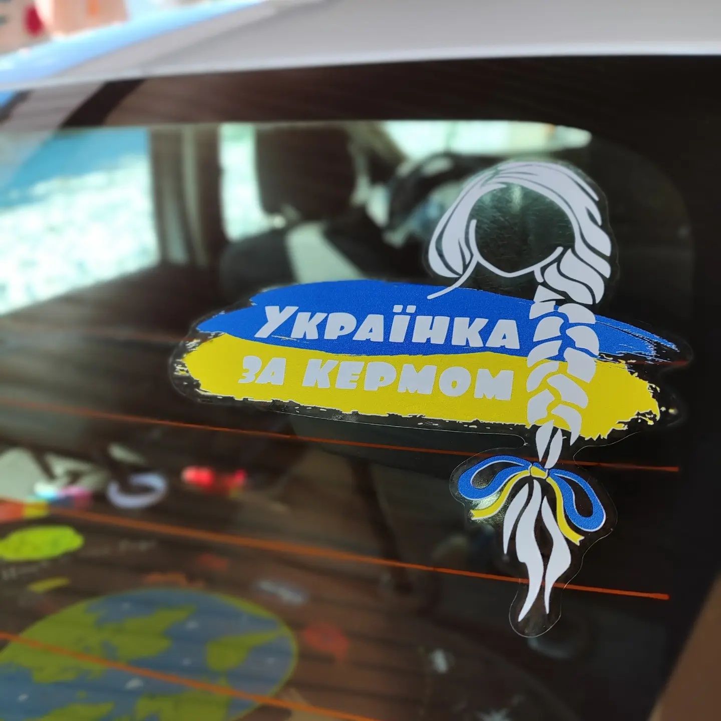 Наліпка на машину Українка за кермом