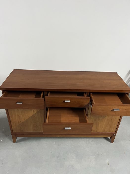 Aparador de madeira de cerejeira