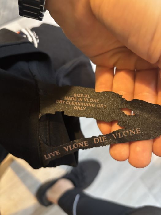 Czarna koszulka VLONE z nadrukiem