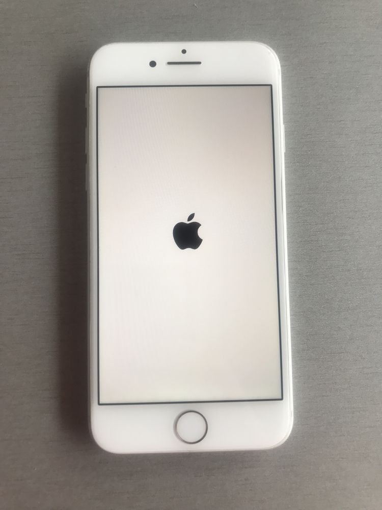 Iphone 8/64GB з Netflix та багатьма купленими Іграми