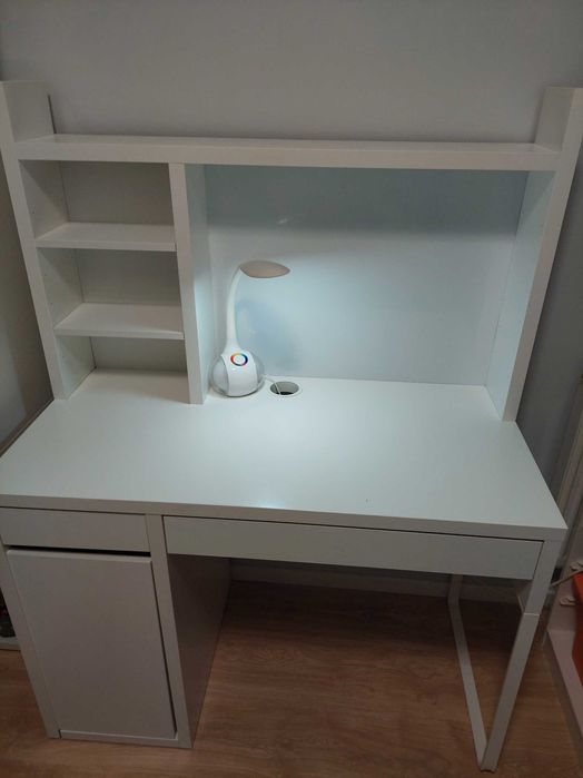 Biurko IKEA MICKE z nadstawką z tablicą magnetyczną i lampą led