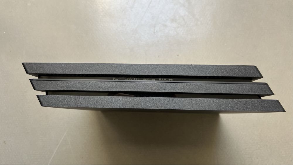 PlayStation 4 Pro + caixa + suporte + comando