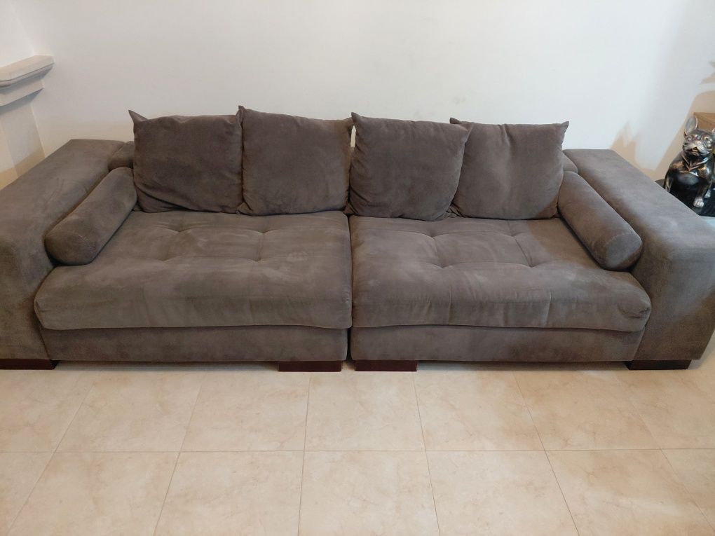 Sofá em tecido cinzento