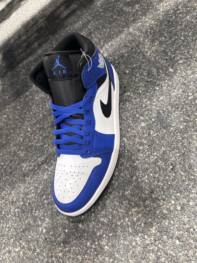 Jordan 1 Mid Royal