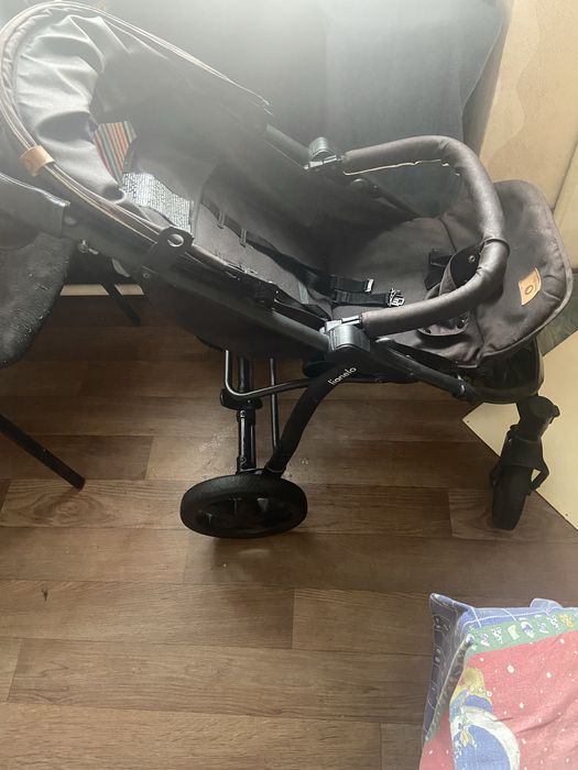 Дитяча коляска.