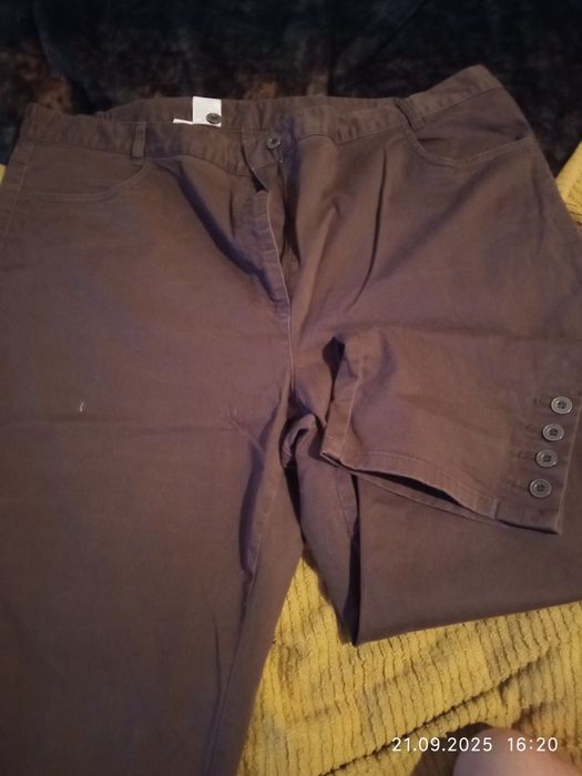 Темно коричневые джинсы