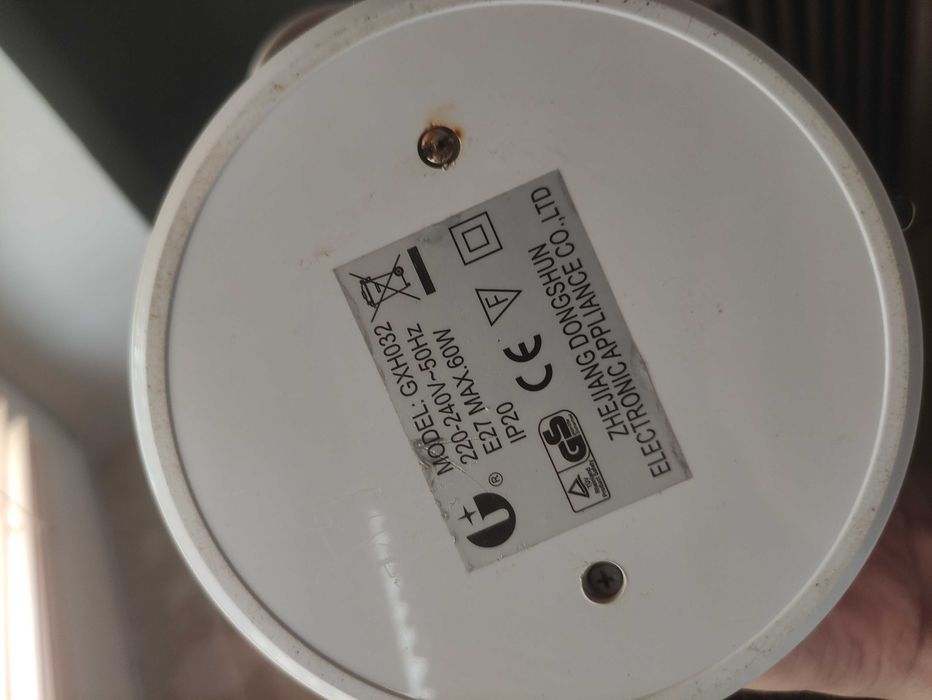 Lampka biurkowa biala