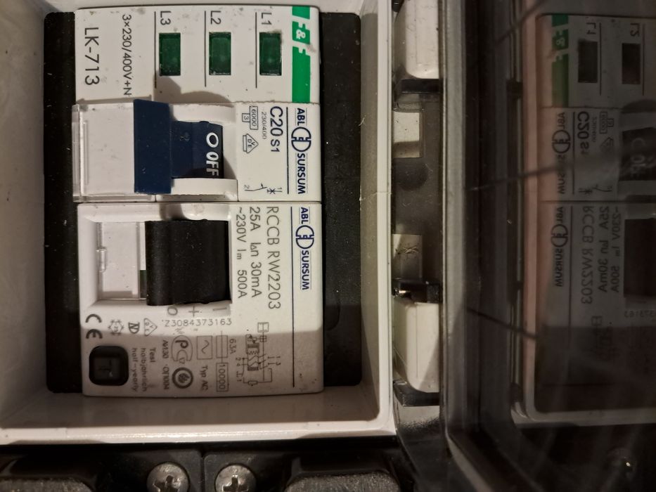 Przedłużacz z lampką kontrolną i wyłacznikie różnicowoprądowym