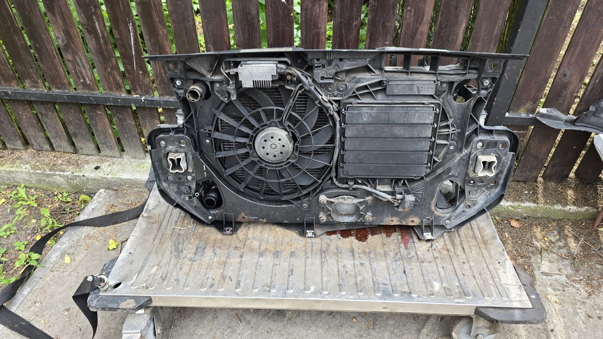 Pas przedni z chłodnicami Audi A6 C6 2.0 tdi manual