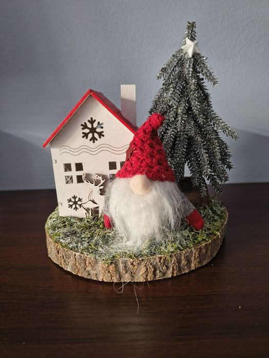 Ozdoba świąteczna świecący domek z choinką i krasnalem.