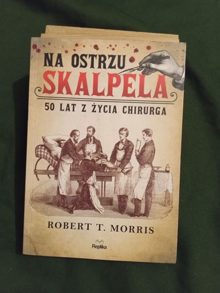 Na ostrzu skalpela książka w