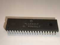 Motorola MC68B21P - uniwersalny interfejs równoległy (PIA)