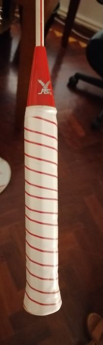 2 raquetes de badminton, marca FBT, com capas de protecção