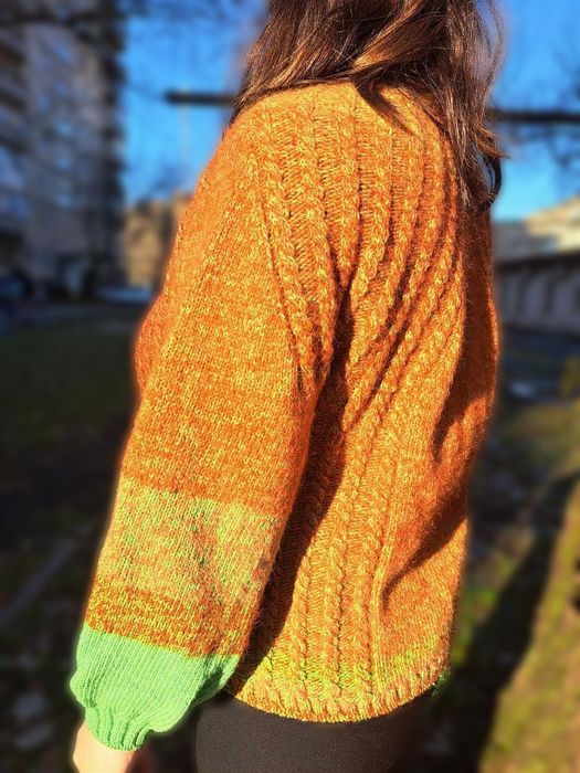 Жіночий в'язаний джемпер