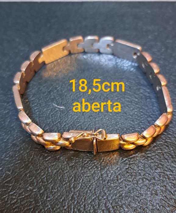 Pulseiras maciças em prata contrastada.