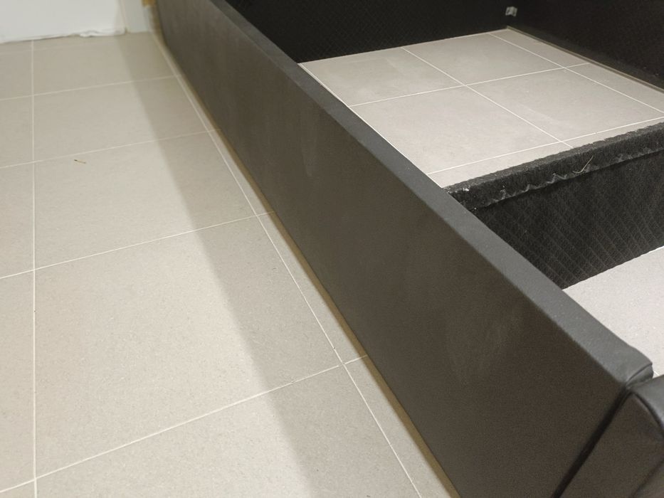 Cama Casal muito bem 140*190 não tenho colchão