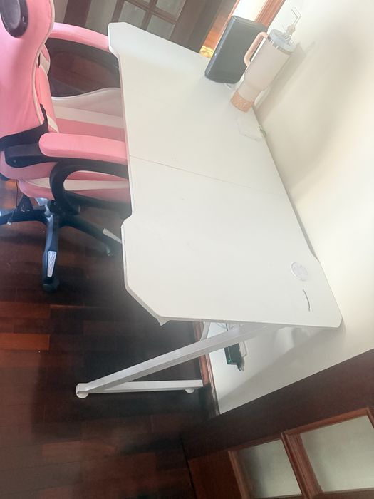 Mesa Branca Moderna - Versátil para Escritório ou Jantar