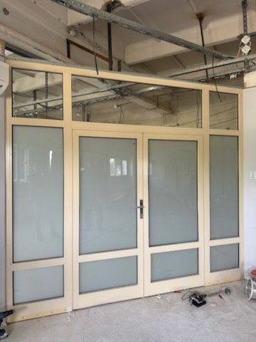 Ścianka działowa z profili aluminiowych z drzwiami