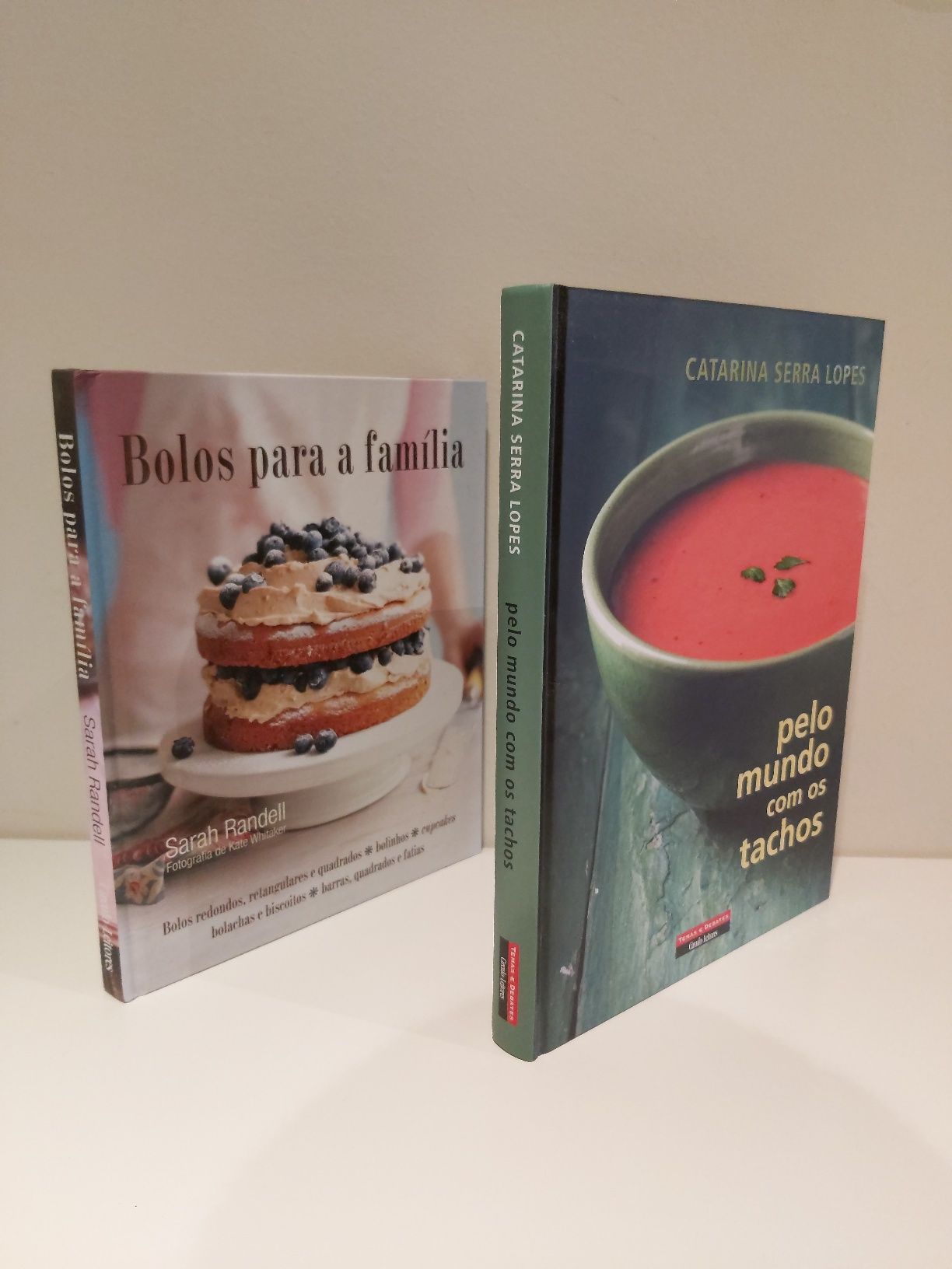 Vários livros (culinária e romance)