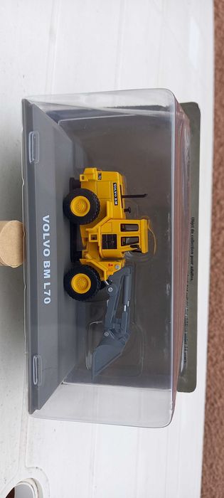 Komatsu,  Liebherr,  Volvo : 8 modelos escala 1/72.