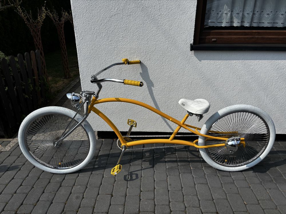 Rower miejski czerwony i żółty