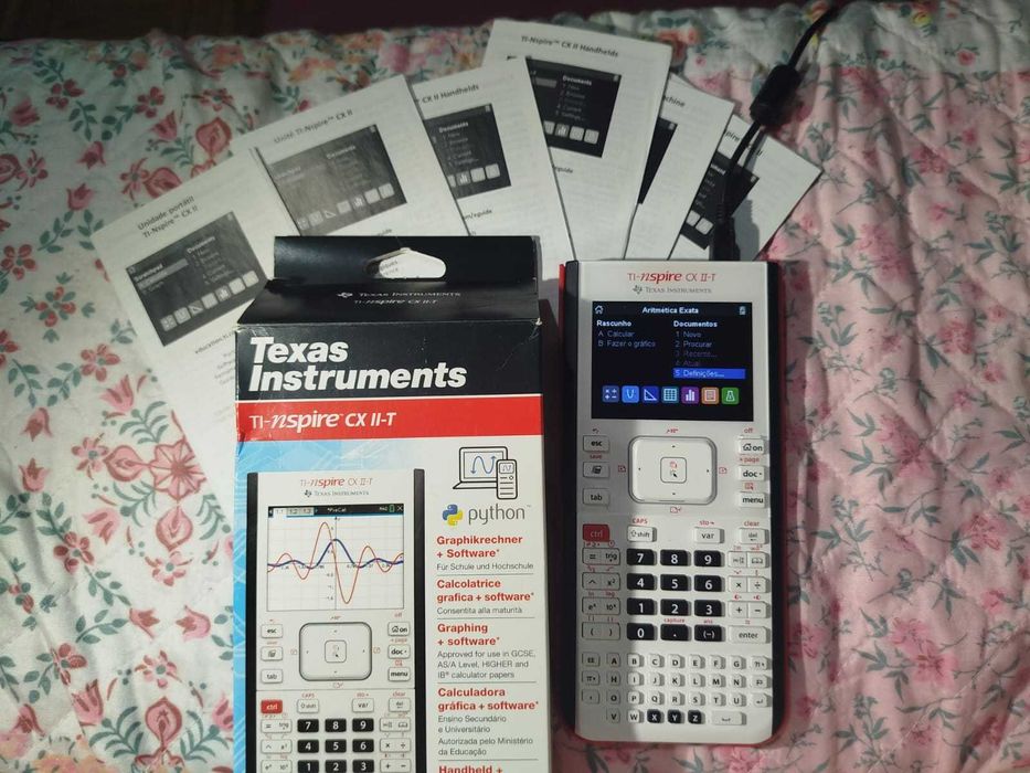 Calculadora gráfica TI-Nspire CX II-T (c/ caixa, manuais e carregador)