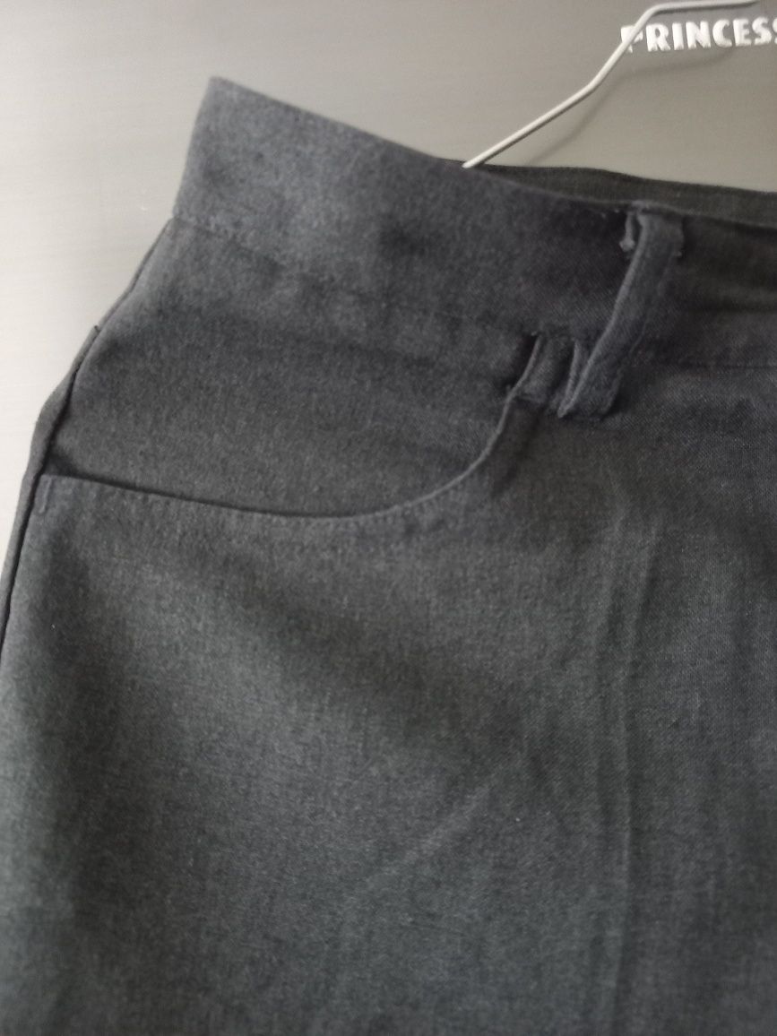 Calças cinzentas com 4 bolsos
