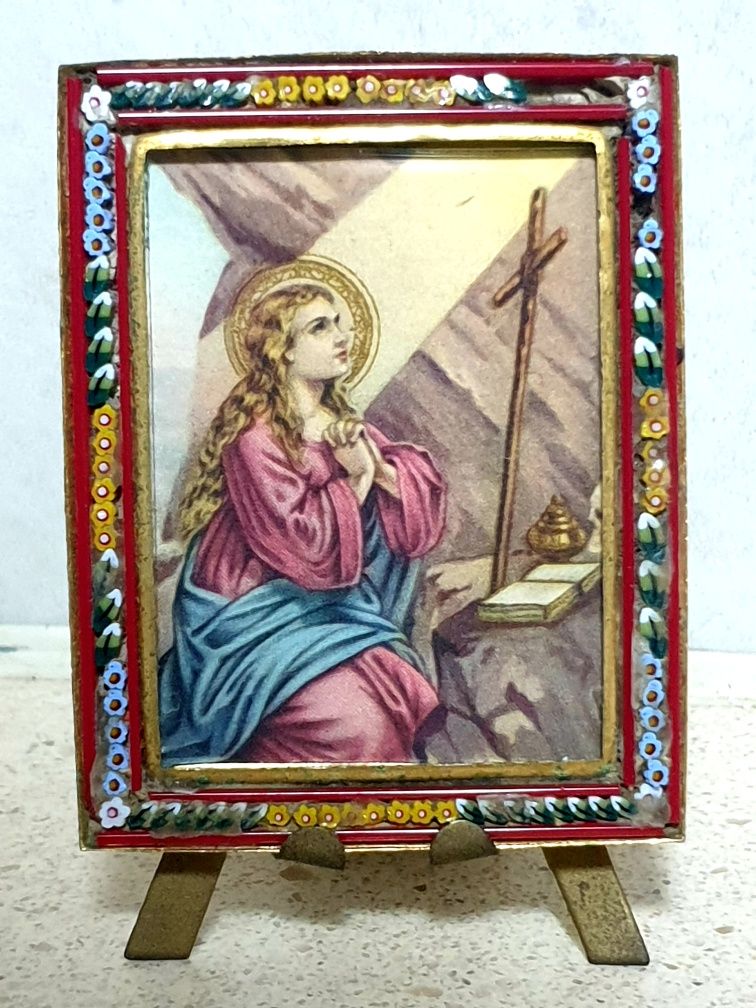 Lindas pequenas molduras com micromosaicos e imagens religiosas