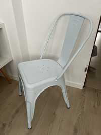 Krzesło białe metalowe