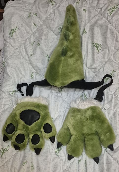 Лапы и хвост динозавра меховые