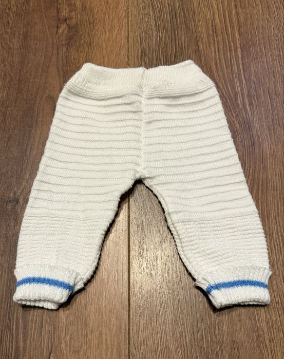 Białe spodnie niemowlęce 62 68 legginsy półśpiochy chrzest święty