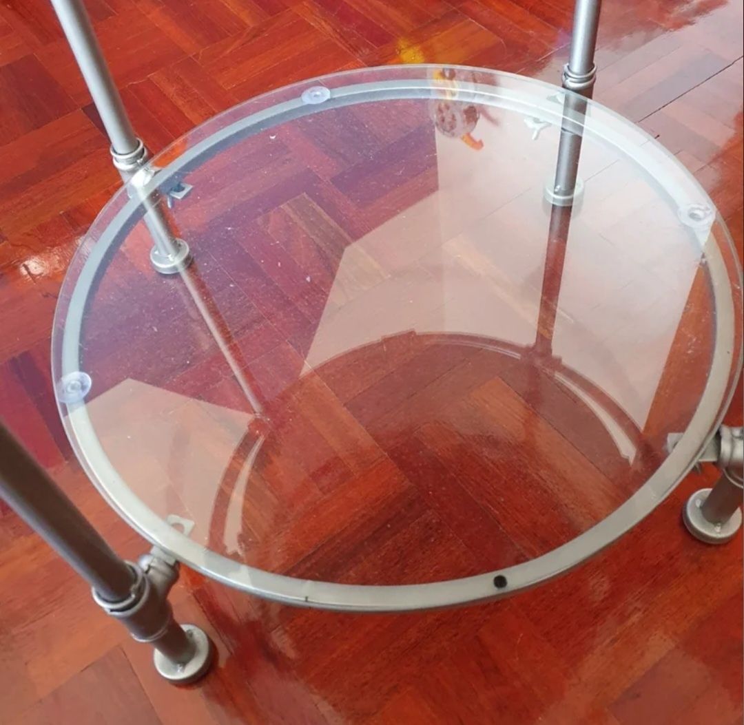 Mesa / relógio em vidro