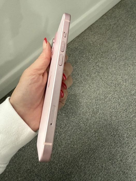 iPhone 15 128 GB w delikatnym różu — stan bardzo dobry