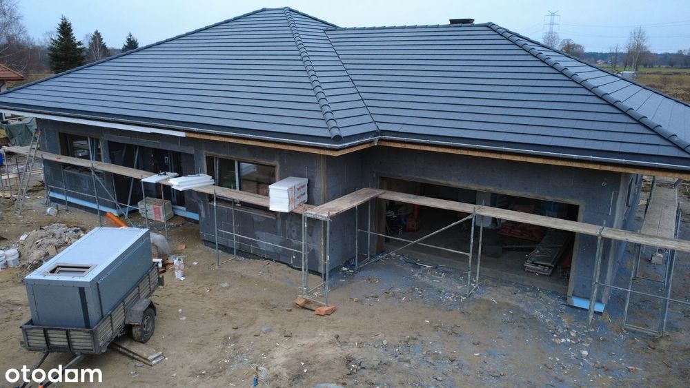 Nowoczesny dom parterowy z garażem w spokojnej okolicy