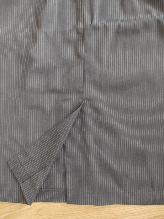 Ołówkowa spódnica na szelkach Orsay