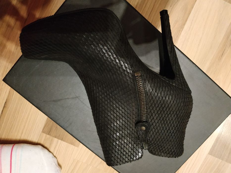 Buty damskie koturna i szpilka