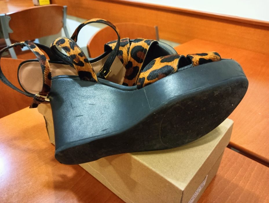 Vendo sandálias Marca AREZZO MADE IN BRAZIL