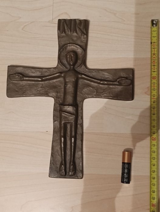 Stary krzyż z brązu