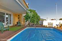Moradia bifamiliar remodelada com jardim e piscina, Loures