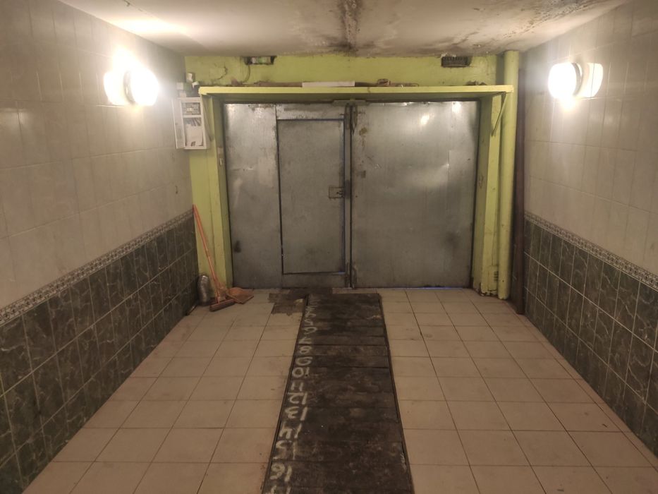 Здаю 2  гаражі під склад !