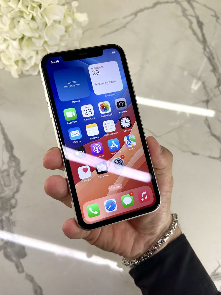 Чудовий iPhone 11 Silver Neverlock (Магазин Гарантія) 64GB