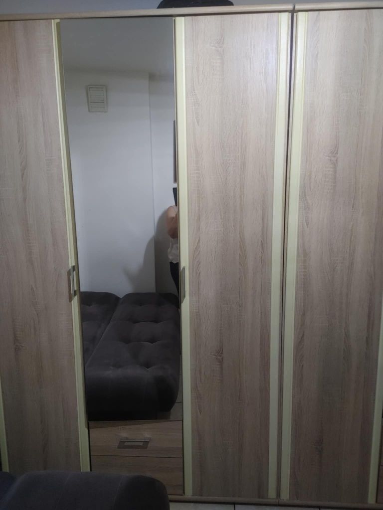 Trzydrzwiowa szafa przesuwna z lustrem